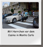Mit Herrchen vor dem Casino in Monte Carlo